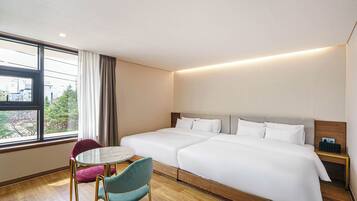 Suite estudio junior | Decoración personalizada y espacio para trabajar con laptop