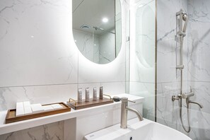 Shower, towels - Brown Dot Hotel Ajung (Jeonju)