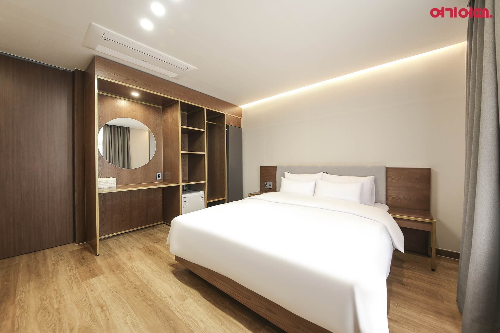 Trang trí khác biệt, khu vực làm việc phù hợp cho laptop 