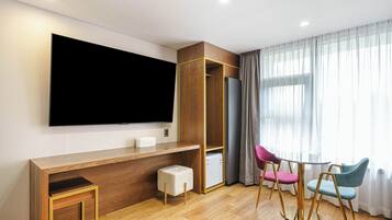 Suite estudio junior | Decoración personalizada y espacio para trabajar con laptop