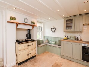 Geladeira, lava-louças, chaleira elétrica, torradeira