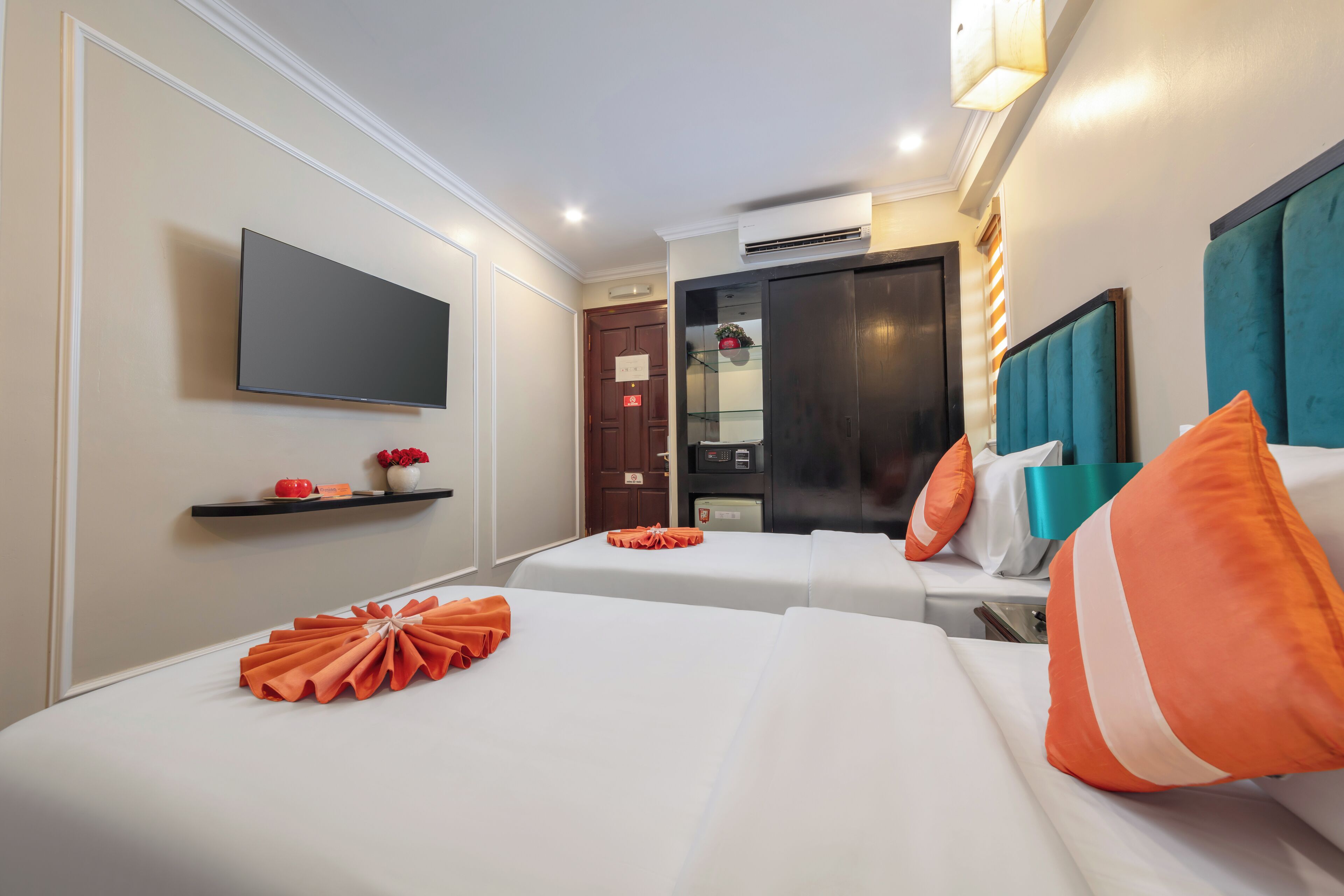 Superior Twin Room | Minibar, desk, soundproofing, free WiFi
