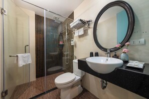 Douche, douche à « effet pluie », articles de toilette gratuits