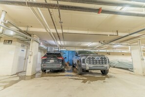Un lavadero de coches con dos vehículos en proceso de lavado.