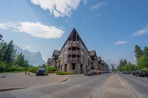 Un hotel de varios pisos con un techo triangular destacado y balcones.
