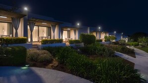 Un hôtel moderne composé de plusieurs unités communicantes, chacune offrant un espace extérieur aménagé et abrité, ainsi qu’une piscine.