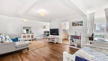 4 soverom, skrivebord, strykejern/-brett og reiseseng for barn