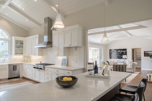 Fridge, microwave, oven, stovetop - 3888 Seas the Day - Modern, Stylish, Lush Gardens (Carmel)