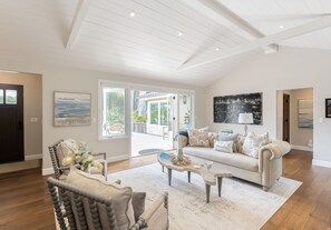 Smart TV, fireplace - 3888 Seas the Day - Modern, Stylish, Lush Gardens (Carmel)