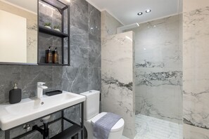 Dusche, Haartrockner, Handtücher, Seife