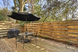 Outdoor dining - Great condo, just an easy walk to the beach (St. Simons Island)