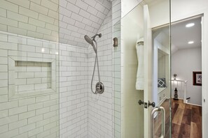 Shower, towels - Great condo, just an easy walk to the beach (St. Simons Island)