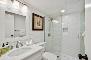 Shower, towels - Great condo, just an easy walk to the beach (St. Simons Island)