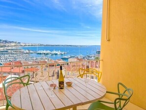 Outdoor dining - Cannes: Baie the Cannes superb 2 bedroom apartment, with sea view terrace (Cannes)
