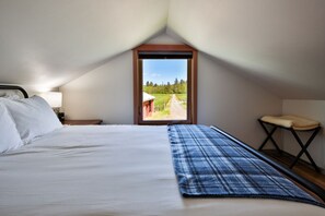 2 bedrooms, travel cot, WiFi, bed sheets