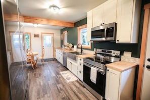 Fridge, microwave, oven, stovetop - A pet-friendly, creek side ranch house w/starlink (Port Angeles)