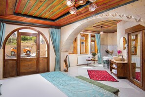 Romantic Suite | 1 bedroom, minibar, desk, blackout curtains