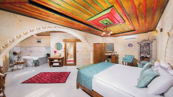 Romantic Suite | 1 bedroom, minibar, desk, blackout drapes