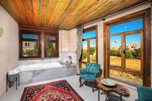 Panorama suite | Badkamer | Een aparte badkuip en douche, een bronwaterbad, een hydromassagedouche