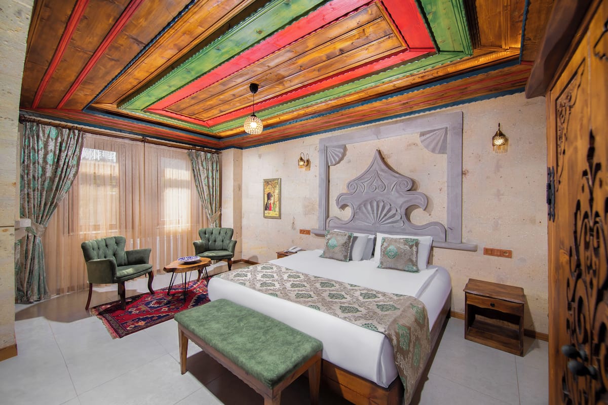 Deluxe Room | 1 bedroom, minibar, desk, blackout drapes