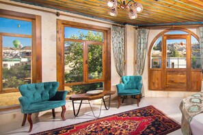 Suíte panorâmica | Área de estar | TV 52 cm com canais via satélite