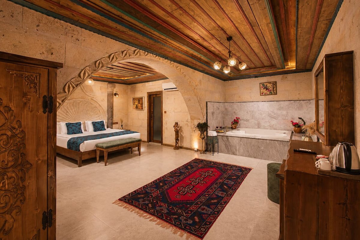 Deluxe Suite with Jacuzzi | 1 bedroom, minibar, desk, blackout drapes