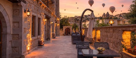 Courtyard Suite with Jacuzzi | Terrace/patio