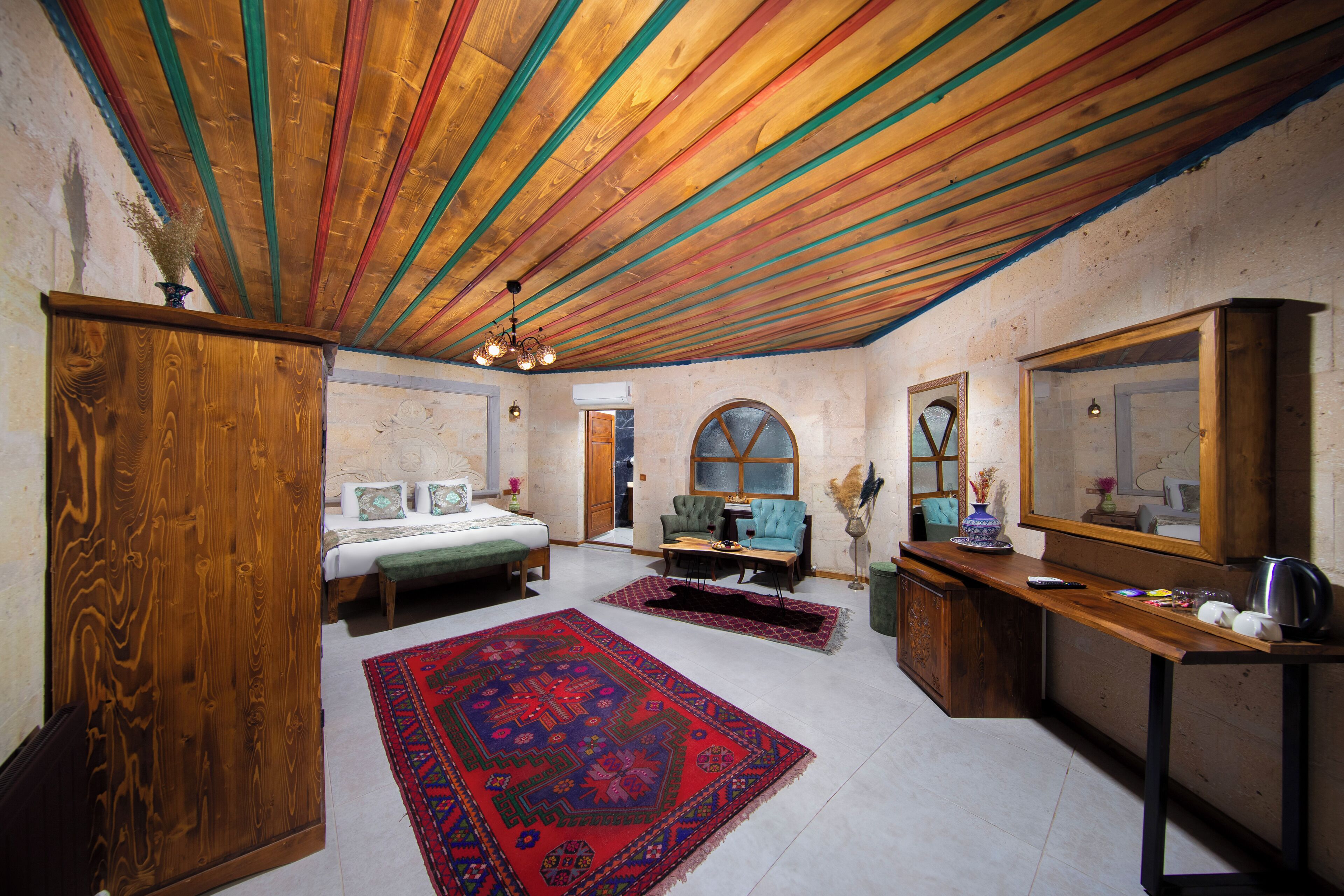 Junior Suite | 1 bedroom, minibar, desk, blackout drapes