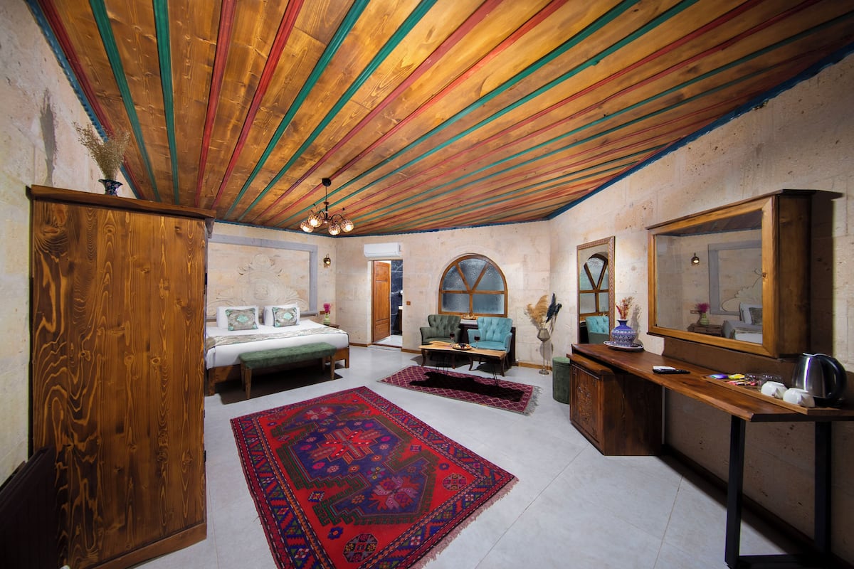 Junior Suite | 1 bedroom, minibar, desk, blackout drapes