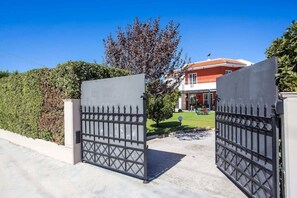 المنطقة المحيطة بالمنشأة