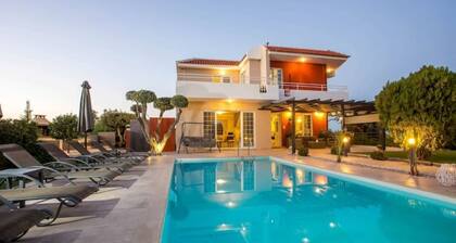 Villa Eleonas with pool, stylish and homely-close to the beach