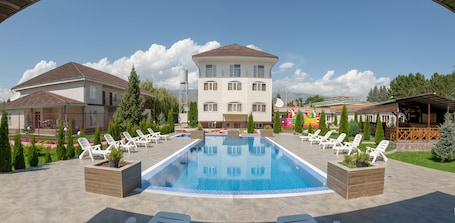 Una piscina al aire libre de temporada