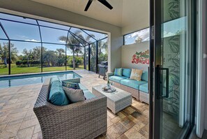 Smart-tv, eldstad och kontor