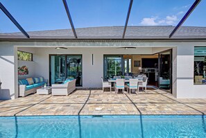 屋外ダイニングエリア