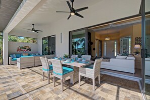 屋外ダイニングエリア