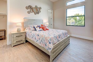 4 bedrooms, iron/ironing board, free WiFi, bed sheets - Azure Paradise | Canal View | Dock | 2 Masters | Spa (Port Charlotte)