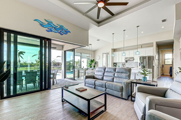 TV - Azure Paradise | Canal View | Dock | 2 Masters | Spa (Port Charlotte)