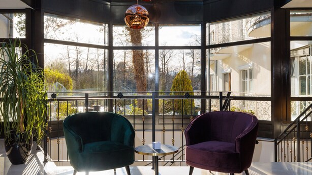 A spacious atrium with a high ceiling, large windows, and a central chandelier. - Residenz Seehotel Berlin Brandenburg (Mittenwalde)