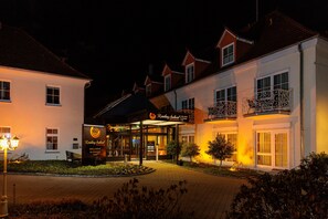 A well-lit hotel entrance with a sign for 'Resting School Wellness Business Spa'. - Residenz Seehotel Berlin Brandenburg (Mittenwalde)