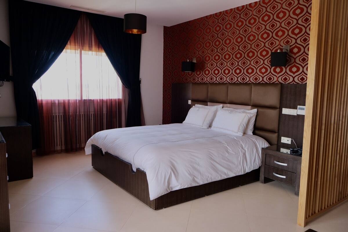Deluxe Suite | In-room safe, desk, blackout drapes, WiFi (free)