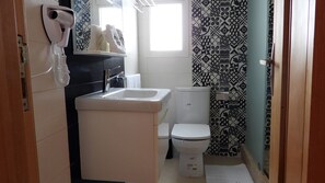 Habitación estándar | Baño | Artículos de higiene personal gratuitos, albornoces, bidé y toallas