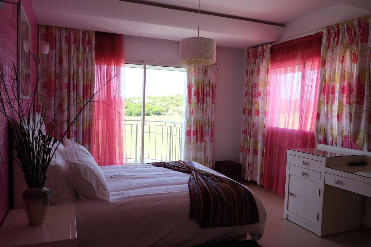 Standard Room | In-room safe, desk, blackout drapes, WiFi (free)