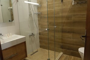 Standard Double or Twin Room | Bathroom | Free toiletries, bathrobes, bidet, towels