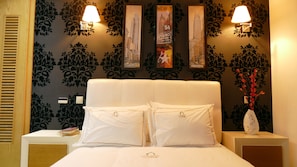 Habitación Confort | Caja fuerte, decoración individual, mobiliario individual y escritorio