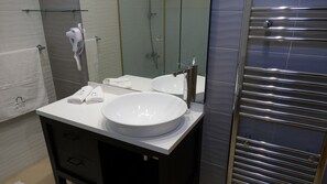 Standard Room | Bathroom | Free toiletries, bathrobes, bidet, towels
