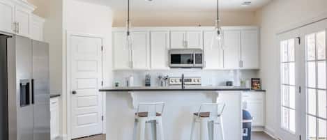 Réfrigérateur, four à micro-ondes, un four, surface de cuisson