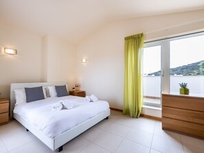 2 bedrooms, iron/ironing board, travel cot, WiFi