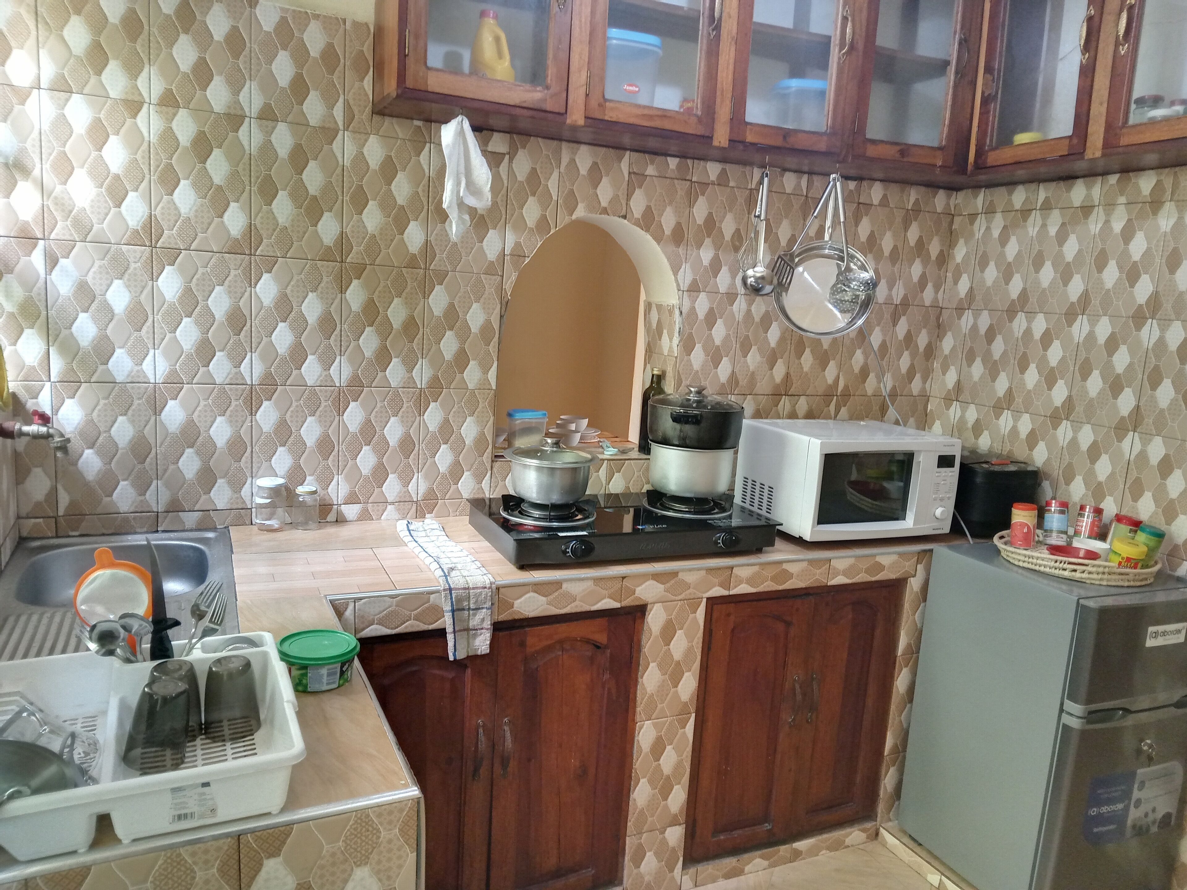 Een koelkast, een magnetron, een oven, een kookplaat