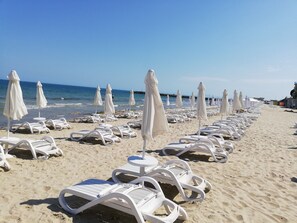 På stranden