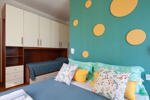 1 chambre, bureau, fer et planche à repasser, lit parapluie